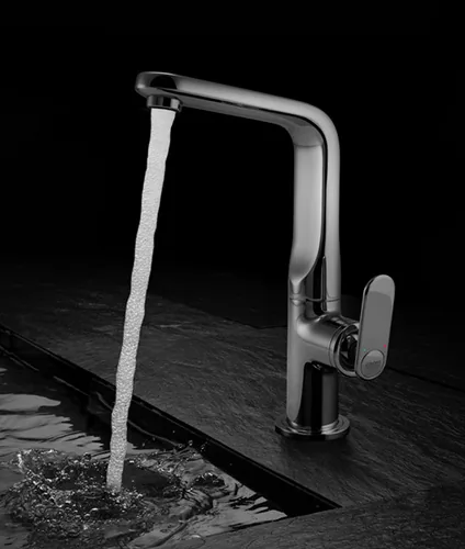 Grifo doméstico con chorro de agua