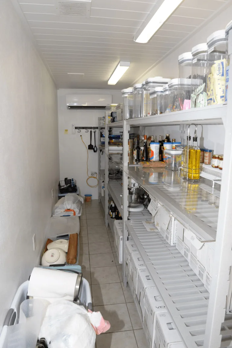 Almacén de cocina con restos y envases reutilizables