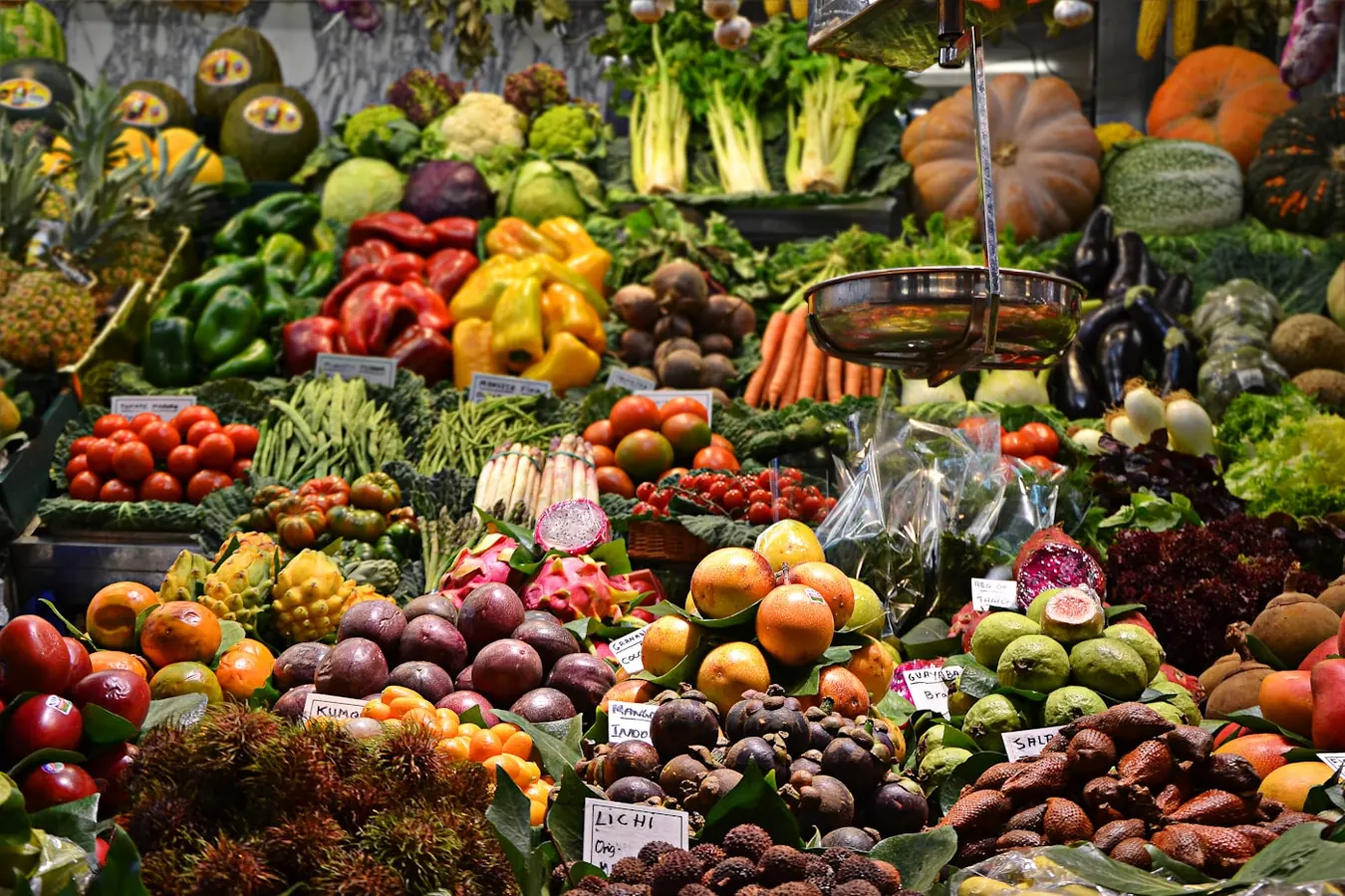 Puesto de mercado con frutas y verduras de temporada