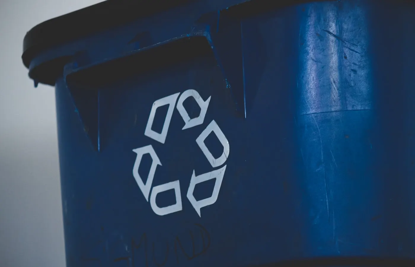Contenedor de reciclaje en el municipio