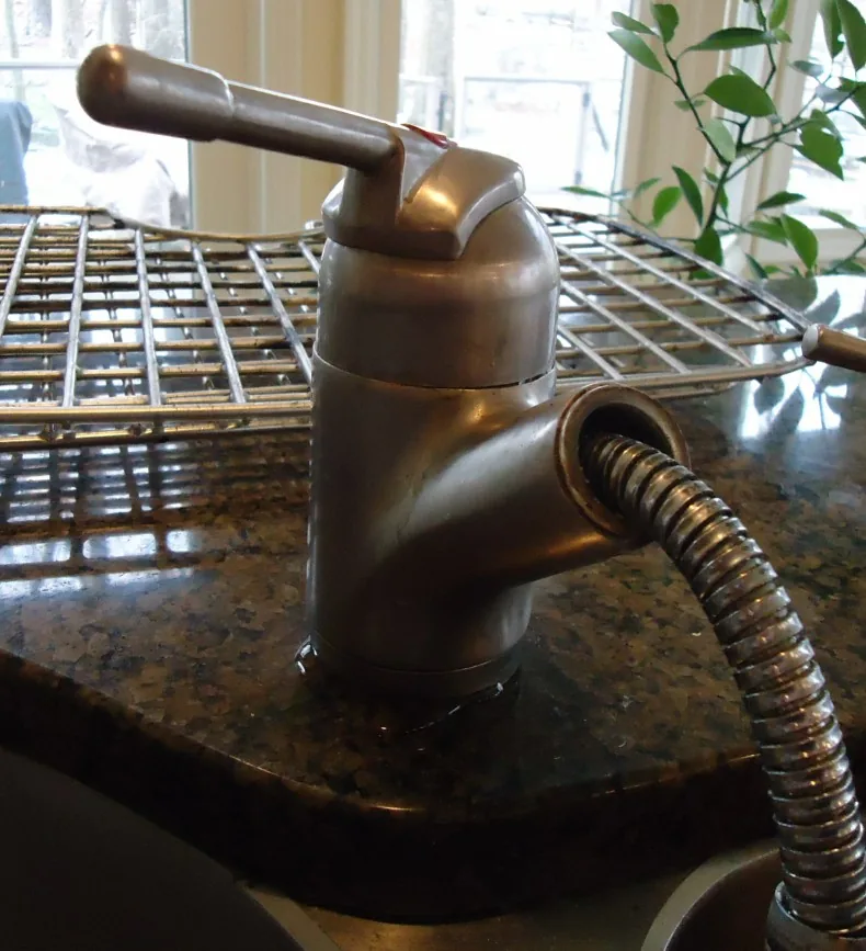 Grifo sobre un fregadero de acero en una cocina doméstica